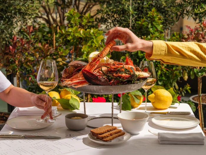 Soleil by Claude, The Peninsula London&rsquo;ın &Ccedil;atı Terasında Yazın Işıltısını Akdeniz Esintili Zarif Bir Men&uuml;yla Yeniden Yaşatıyor