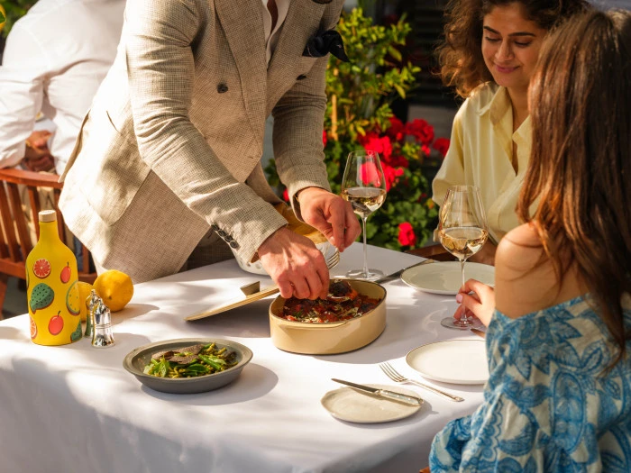 Soleil by Claude, The Peninsula London&rsquo;ın &Ccedil;atı Terasında Yazın Işıltısını Akdeniz Esintili Zarif Bir Men&uuml;yla Yeniden Yaşatıyor