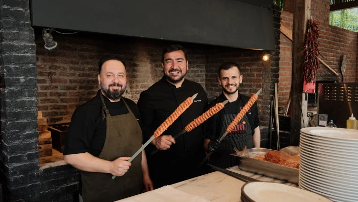 Ege Kıyısında Gelenekselleşen Bir Gastronomi Rit&uuml;eli: Tam Ocakbaşı x Yazz Collective