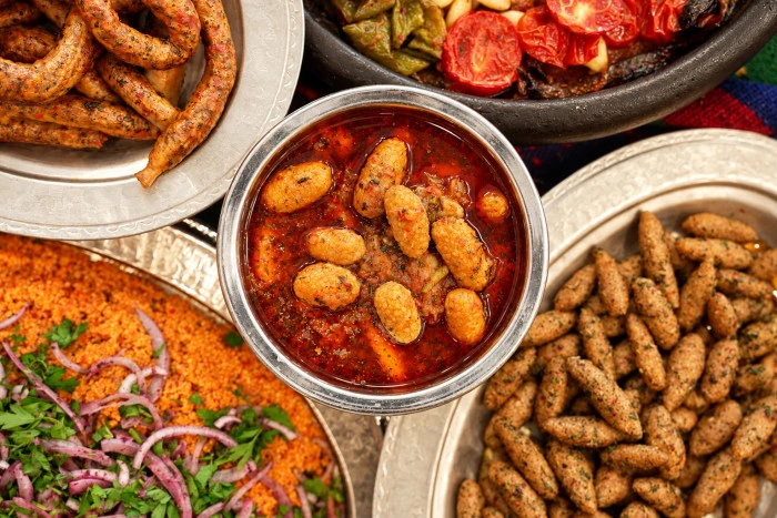 KAHRAMANMARAŞ&rsquo;TA NE YENİR? ŞEFLERİN MARAŞ LİSTESİNDE HANGİ LEZZETLER VAR?