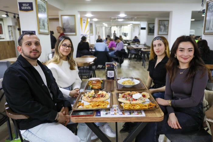Buca&rsquo;da gen&ccedil;liğin buluşma noktası: &Uuml;z&uuml;m Cafe