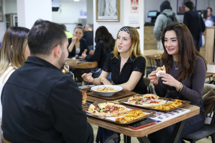 Buca&rsquo;da gen&ccedil;liğin buluşma noktası: &Uuml;z&uuml;m Cafe