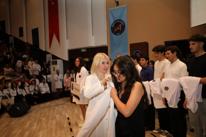 330 Hekim Adayı Beyaz &Ouml;nl&uuml;klerini T&ouml;renle Giydi