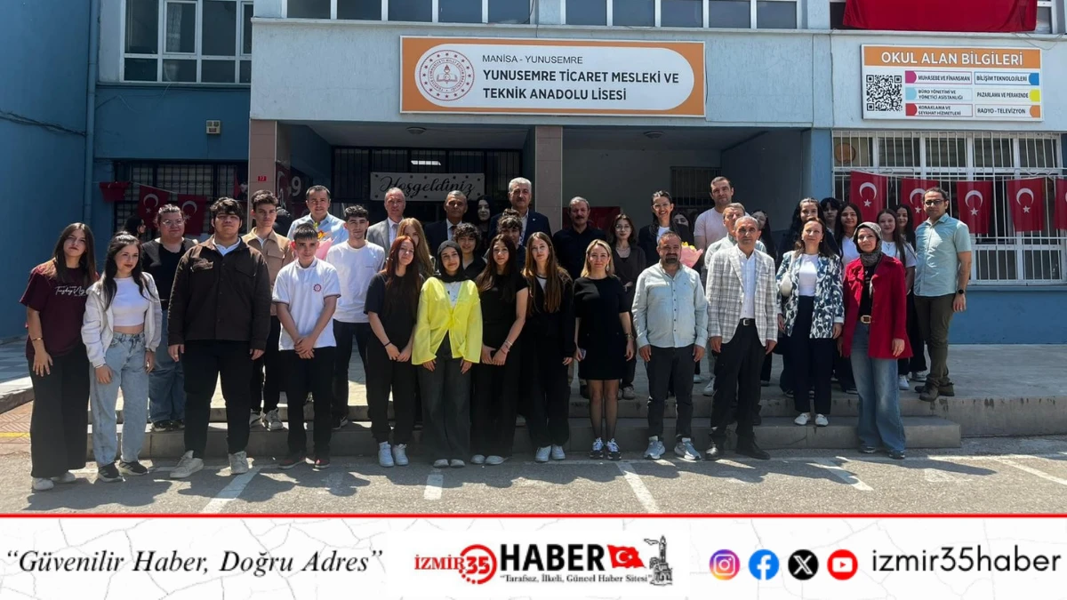 4. Geleneksel Gen&ccedil;lik Ş&ouml;leni İz Bırakan Mezunlar paneli, duygu dolu anlara sahne oldu.
