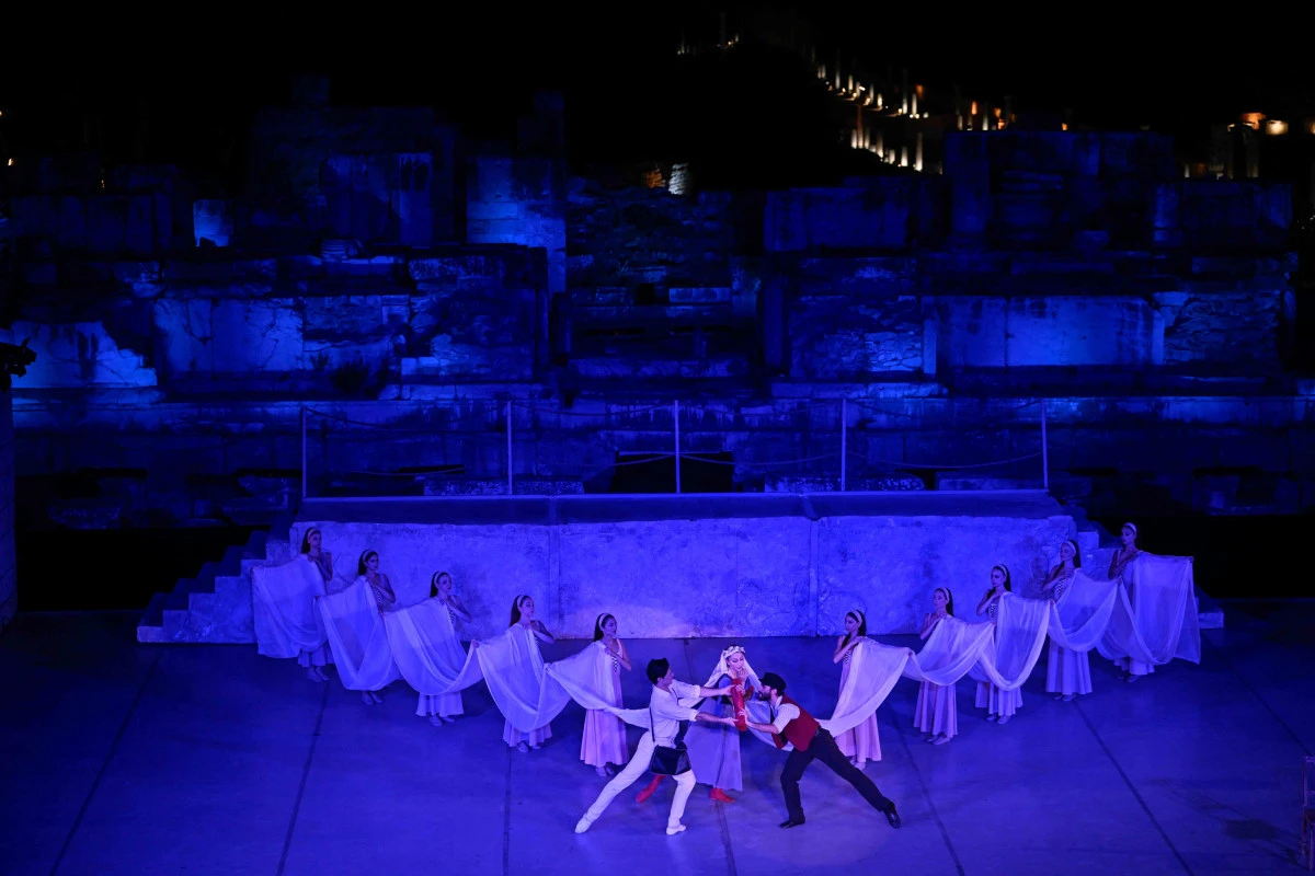 9. ULUSLARARASI EFES OPERA VE BALE FESTİVALİ&rsquo;NDE ZORBA BALESİ SAHNELENDİ