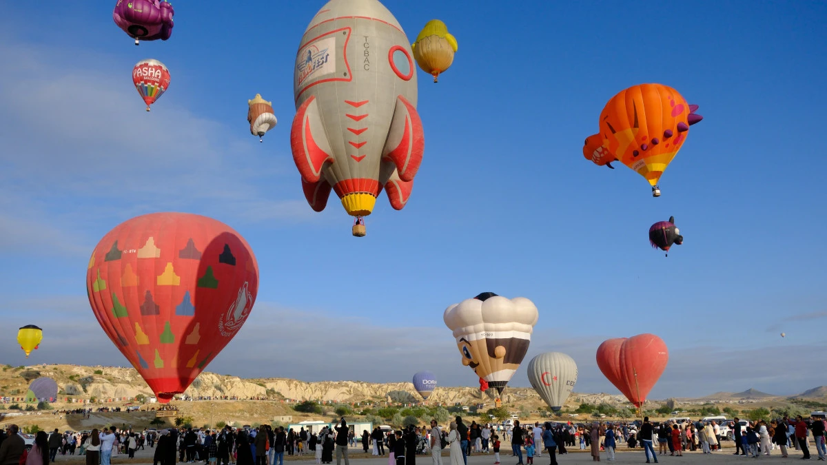 BALONLAR NEVŞEHİR K&Uuml;LT&Uuml;R YOLU FESTİVALİ&rsquo;NİN İLK G&Uuml;N&Uuml;NDE G&Ouml;KY&Uuml;Z&Uuml;N&Uuml; Ş&Ouml;LENE &Ccedil;EVİRDİ