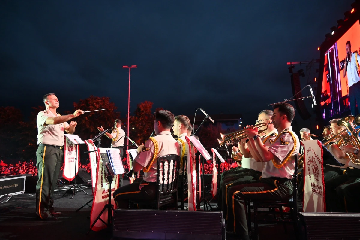 BANDO KONSERİ ORDU K&Uuml;LT&Uuml;R YOLU FESTİVALİ&rsquo;NE DAMGA VURDU