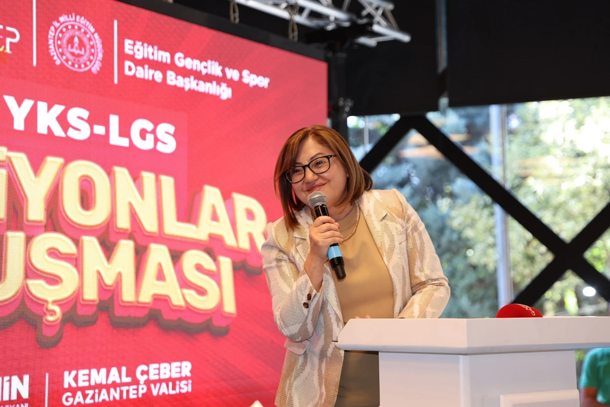 BAŞKAN ŞAHİN, GAZİ ŞEHRİN 2026 YKS VE LGS ŞAMPİYONLARIYLA BULUŞTU