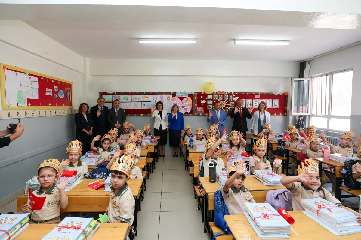 BAŞKAN ŞAHİN, YENİ EĞİTİM VE &Ouml;ĞRETİM YILI A&Ccedil;ILIŞ PROGRAMINDA D&Ouml;NEMİN İLK ZİLİNİ &Ccedil;ALDI