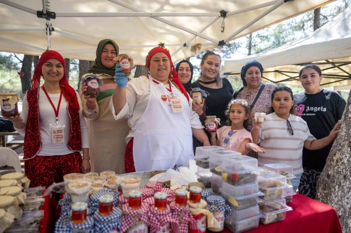 Bornova&rsquo;da kadın emeği re&ccedil;elle ta&ccedil;lanıyor