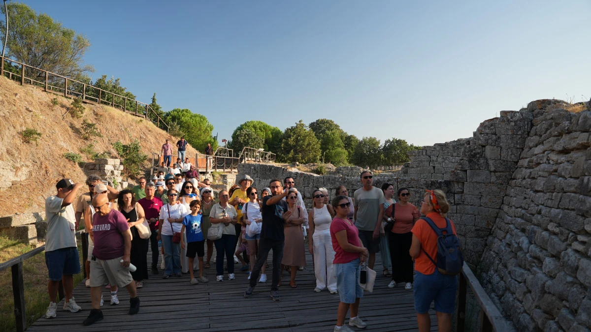&Ccedil;ANAKKALE K&Uuml;LT&Uuml;R YOLU FESTİVALİ İLK G&Uuml;N&Uuml;N&Uuml; DOPDOLU PROGRAMIYLA GERİDE BIRAKTI