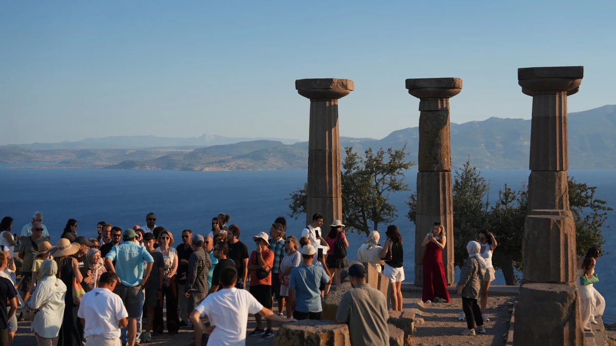 &Ccedil;ANAKKALE K&Uuml;LT&Uuml;R YOLU FESTİVALİ&rsquo;NDE ASSOS&rsquo;UN İZLERİ ARKEOLOGLAR EŞLİĞİNDE İNCELENDİ