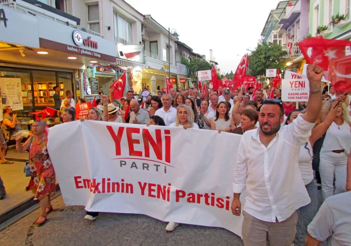 &Ccedil;eşme&rsquo;de CHP&rsquo;den toplu kopuş