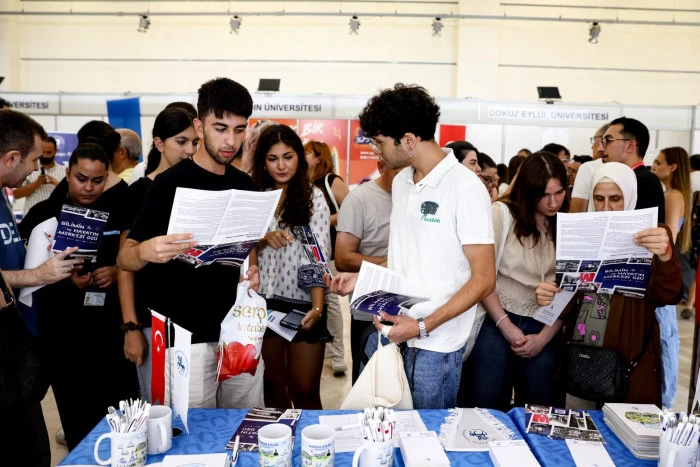 DE&Uuml;, İZMİR &Uuml;NİVERSİTE TERCİH FUARI'NDA ADAY &Ouml;ĞRENCİLERLE BULUŞTU