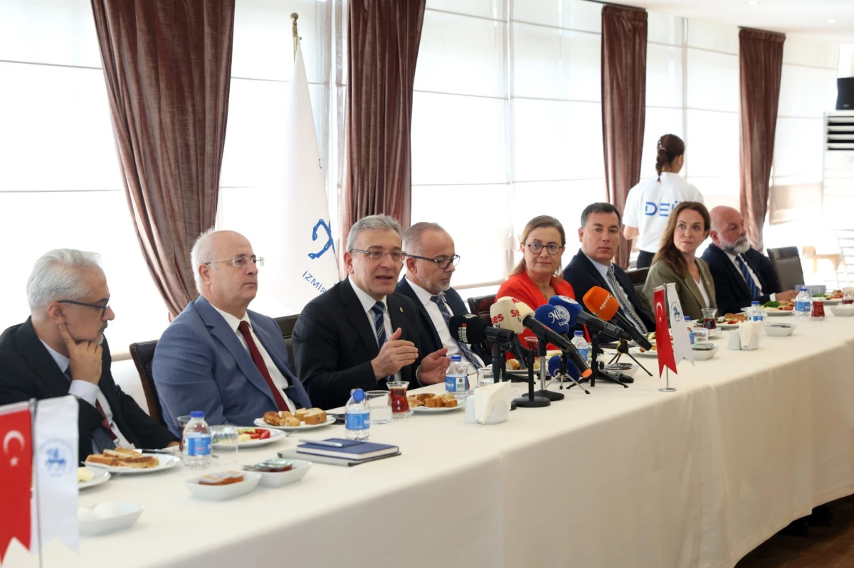 DE&Uuml;'DE BASIN BULUŞMASI: REKT&Ouml;R BAYRAM YILMAZ İKİ YENİ PROGRAMI TANITTI