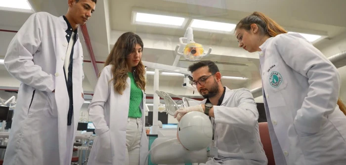 Diş hekimliği &ouml;ğrencileri mesleği ger&ccedil;ek klinik ortamında &ouml;ğreniyor!