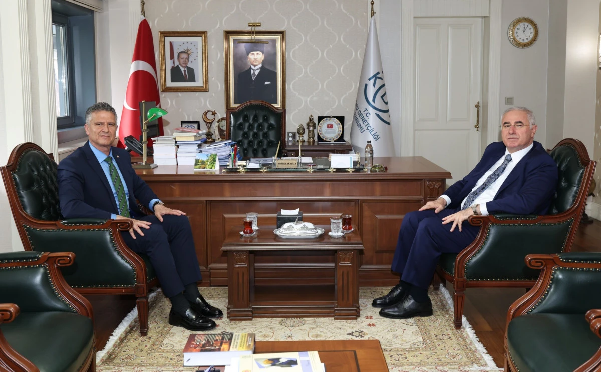 Disiplin Hukukuna Rehber Niteliğinde Eser, Kamu Başdenet&ccedil;isi Mehmet Akarca&rsquo;ya Takdim Edildi