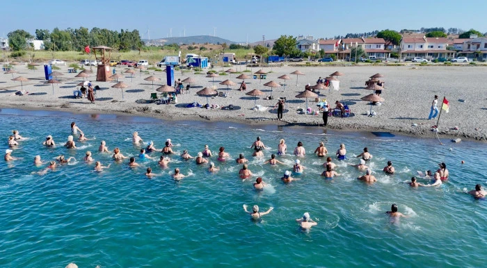 D&uuml;nya Barış G&uuml;n&uuml;ne denizde pilates ile başladılar