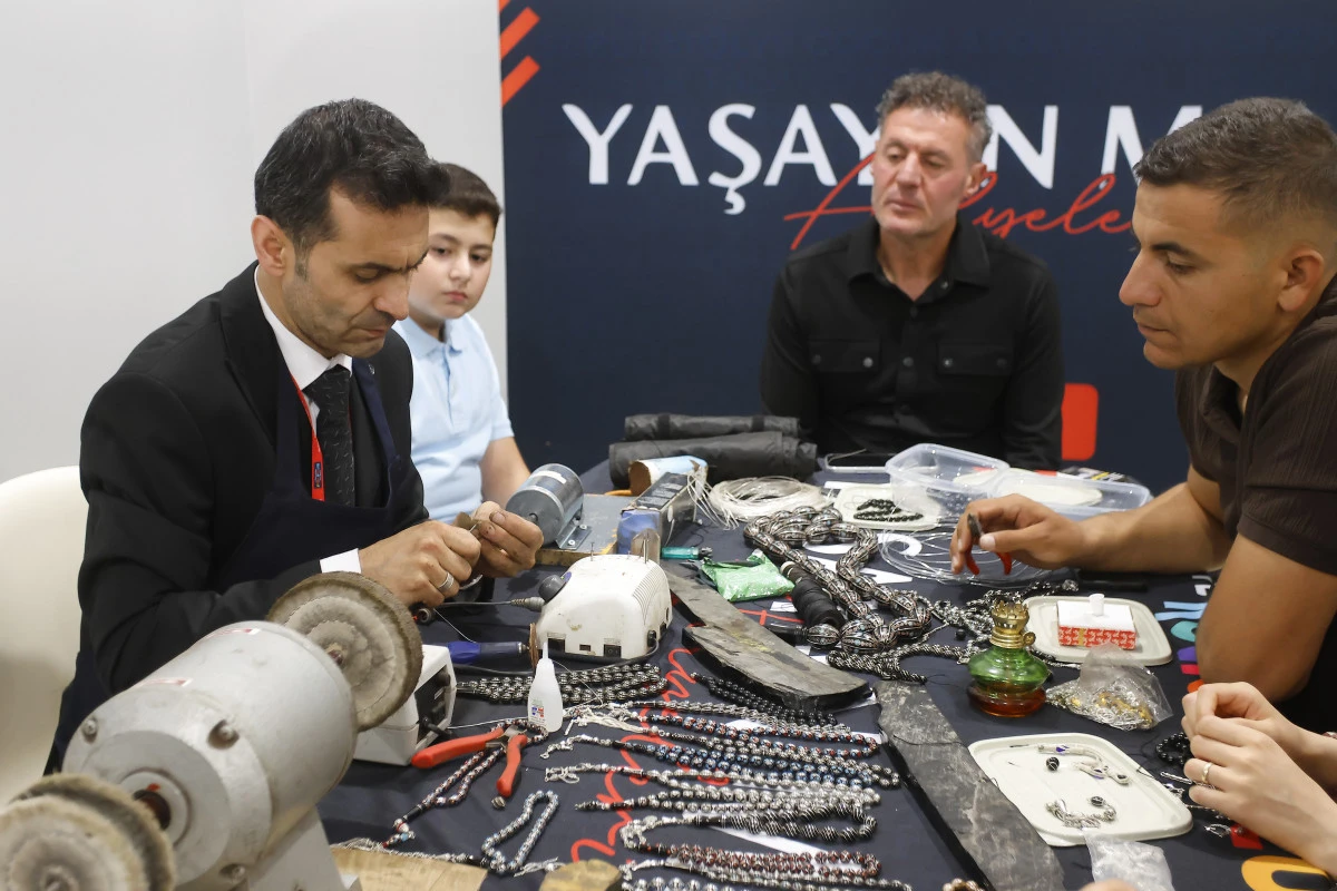 ERZURUM K&Uuml;LT&Uuml;R YOLU FESTİVALİ&rsquo;NİN İLK G&Uuml;N&Uuml;NDE K&Uuml;LT&Uuml;R VE SANAT   ŞEHRİ SARDI