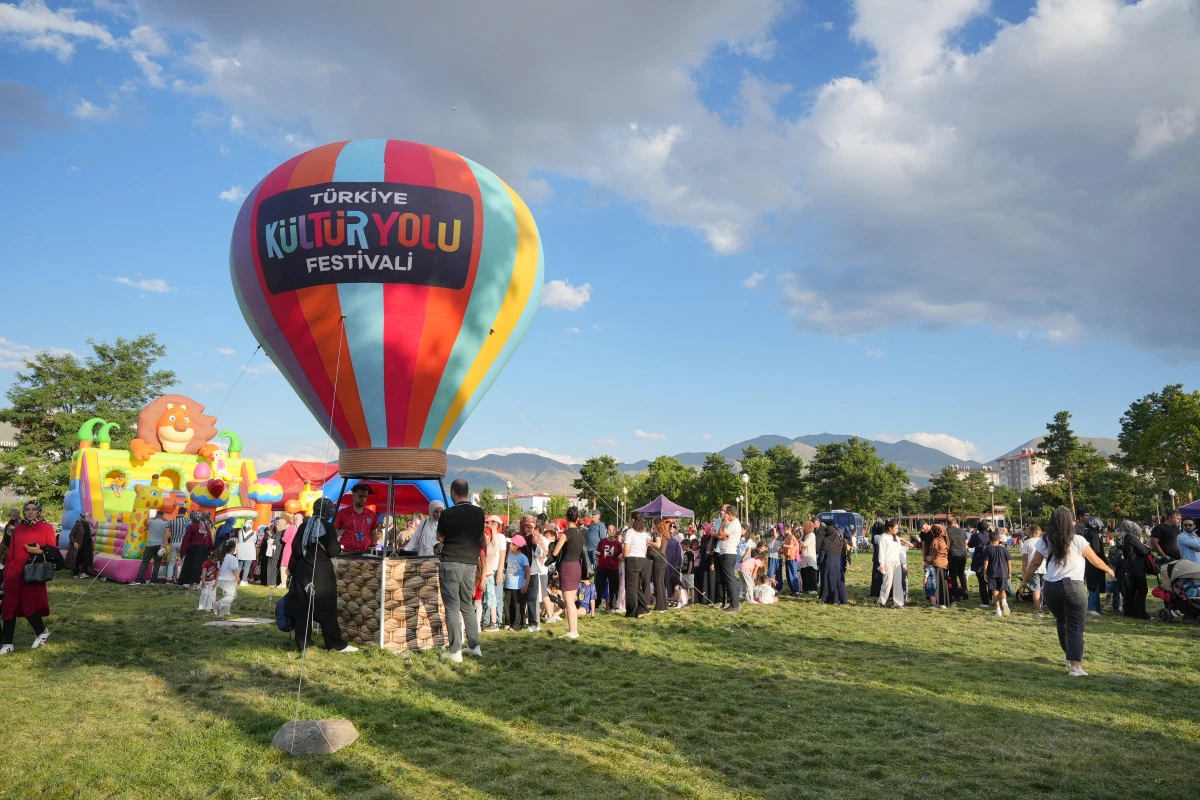 ERZURUM&rsquo;DA FESTİVALİN SEKİZİNCİ G&Uuml;N&Uuml; EDEBİYATTAN TİYATROYA UZANDI