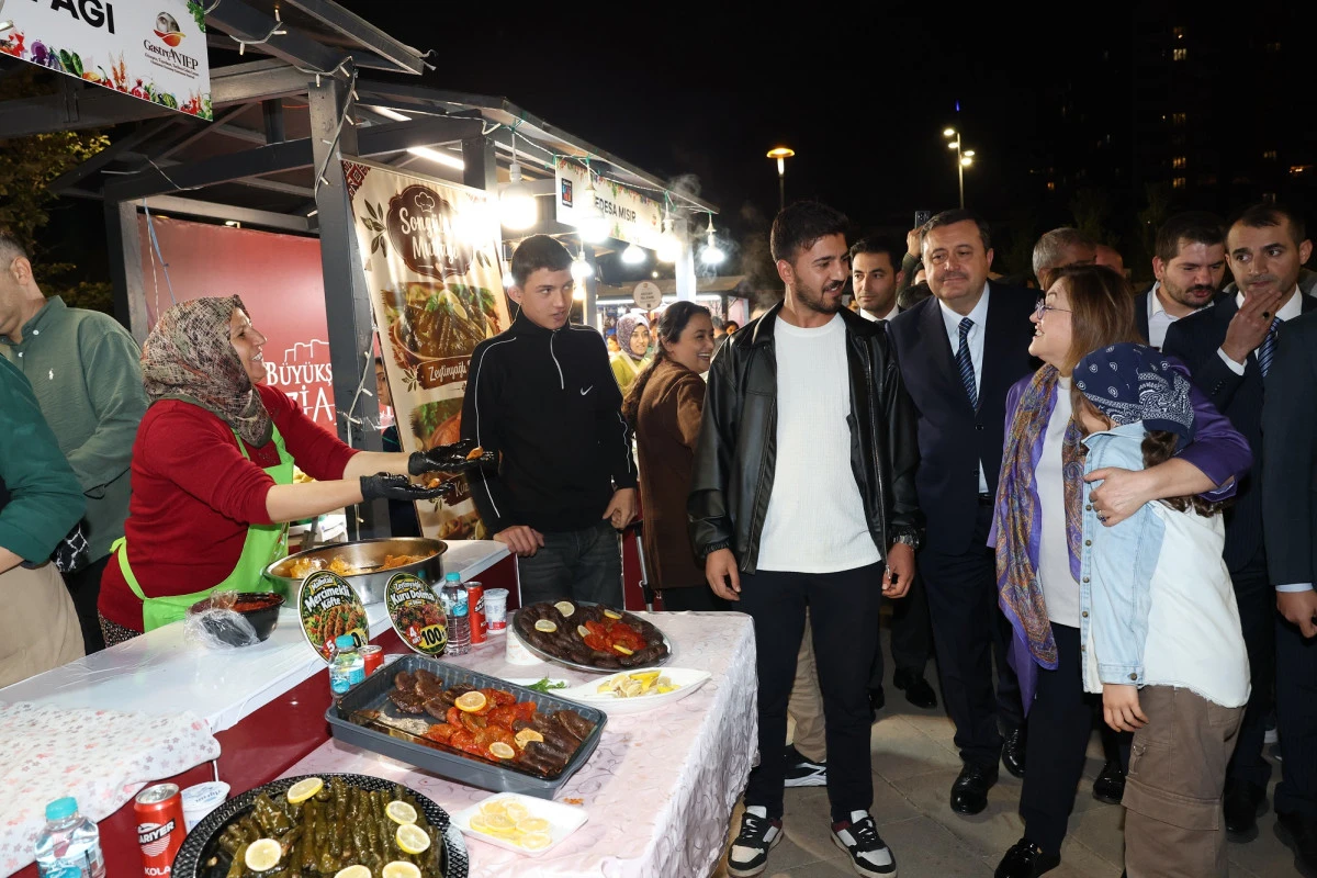 GASTROANTEP&rsquo;TE LEZZET, EMEK VE K&Uuml;LT&Uuml;R&Uuml;N BULUŞTUĞU STANTLARA BAŞKAN ŞAHİN&rsquo;DEN YAKIN İLGİ