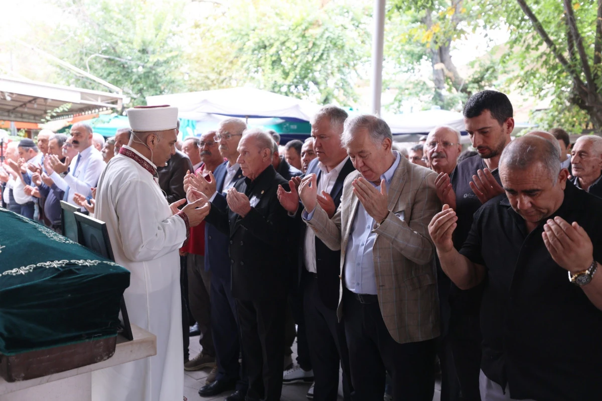 Gazeteci Ahmet &Ccedil;ipli, Urla&rsquo;da son yolculuğuna uğurlandı