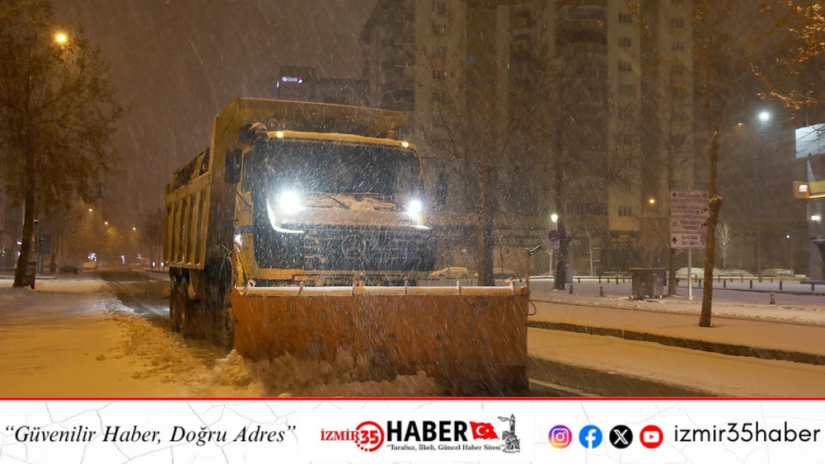 GAZİANTEP B&Uuml;Y&Uuml;KŞEHİR YOĞUN KAR YAĞIŞINDA T&Uuml;M EKİPLERİYLE SAHADA