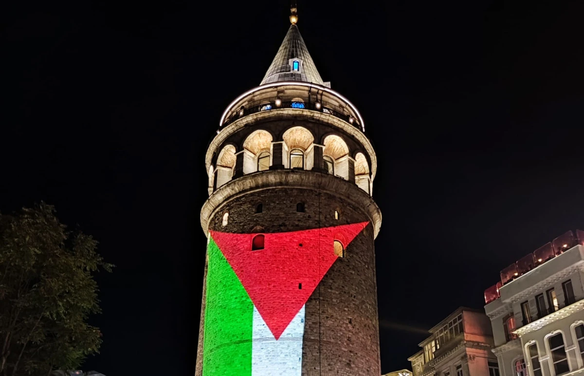 İSTANBUL'UN KALBİNDE FİLİSTİN İ&Ccedil;İN TEK Y&Uuml;REK! GALATA KULESİ FİLİSTİN BAYRAĞIYLA AYDINLANDI