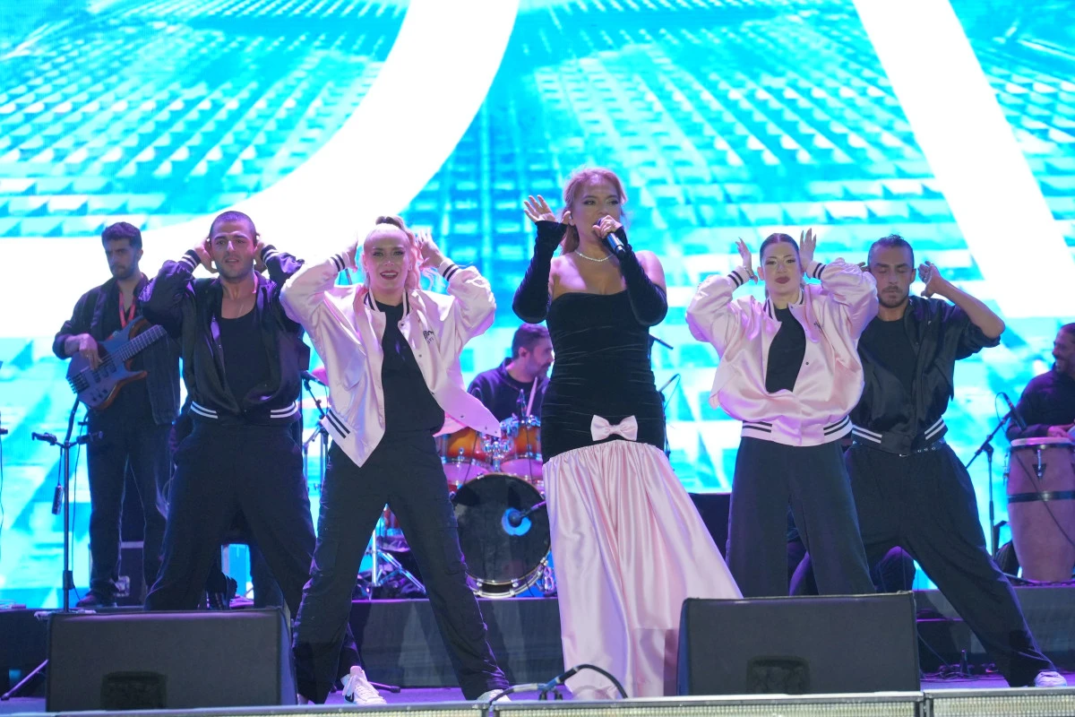 İZMİR K&Uuml;LT&Uuml;R YOLU FESTİVALİ KONSER SER&Uuml;VENİNE DEMET AKALIN İLE BAŞLADI