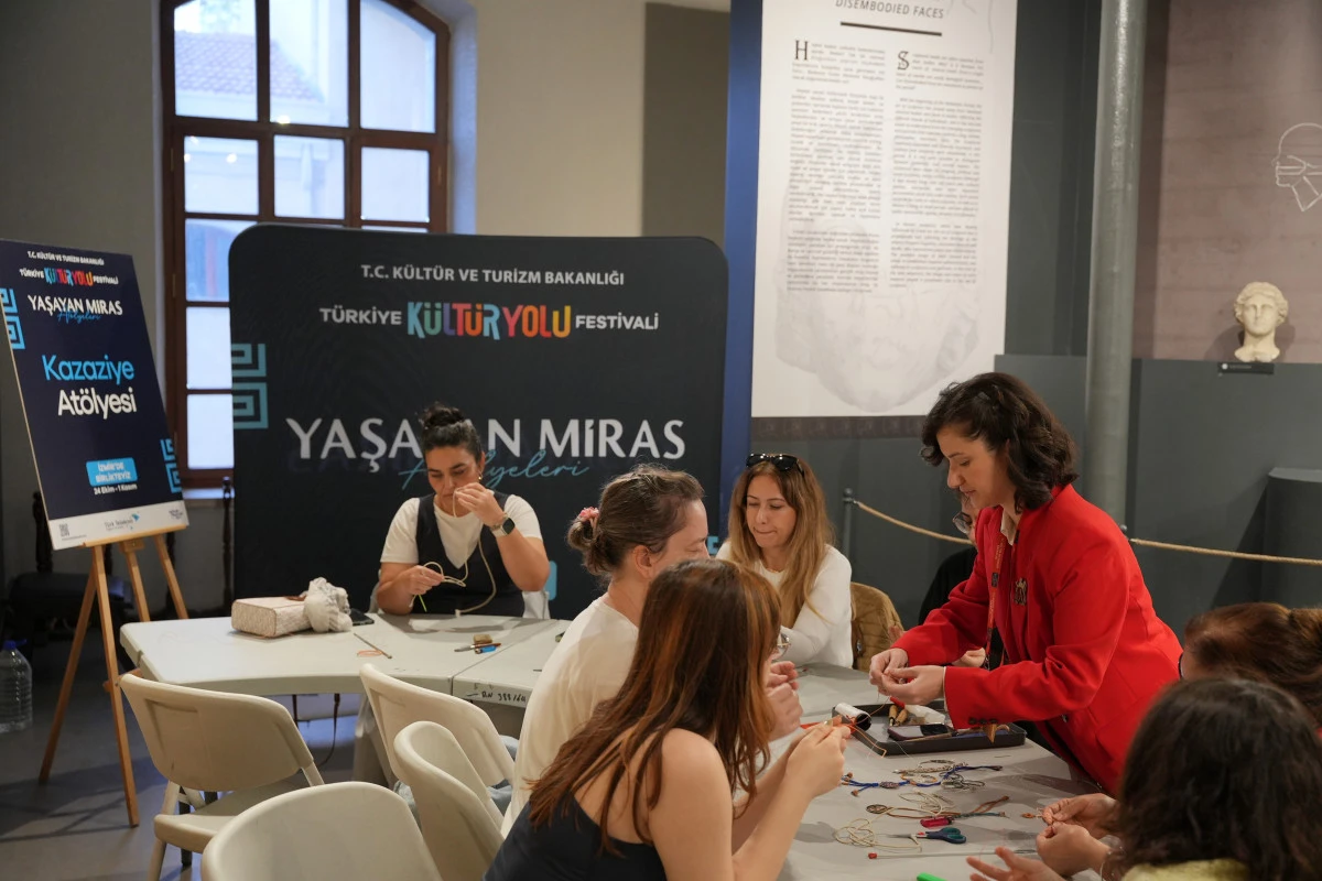 İZMİR K&Uuml;LT&Uuml;R YOLU FESTİVALİ&rsquo;NDE BERGAMA PARŞ&Ouml;MENİNİN HİKAYESİ G&Ouml;R&Uuml;N&Uuml;R KILINDI