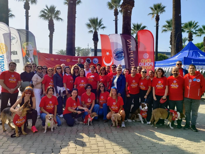 İZMİR&rsquo;DE PATİLİ DOSTLAR, &Ccedil;OCUK FELCİNE KARŞI İYİLİK İ&Ccedil;İN KOŞTU
