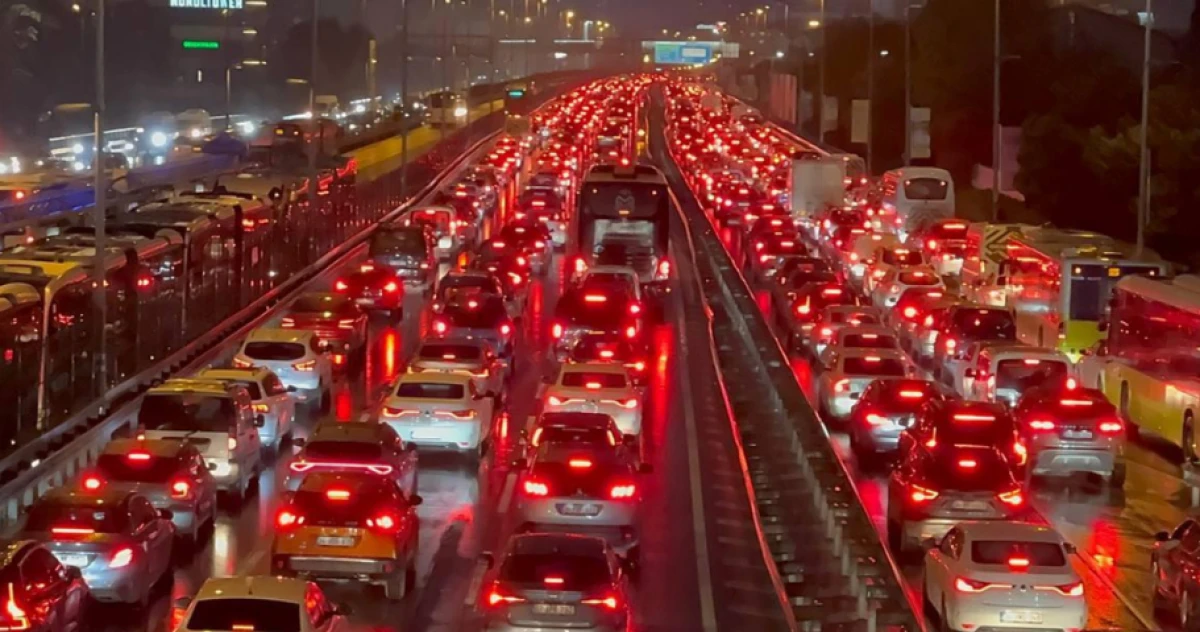 İzmir'de trafiğe kayıtlı ara&ccedil; sayısı Ağustos ayı sonu itibarıyla 2 milyon 176 bin 317 oldu