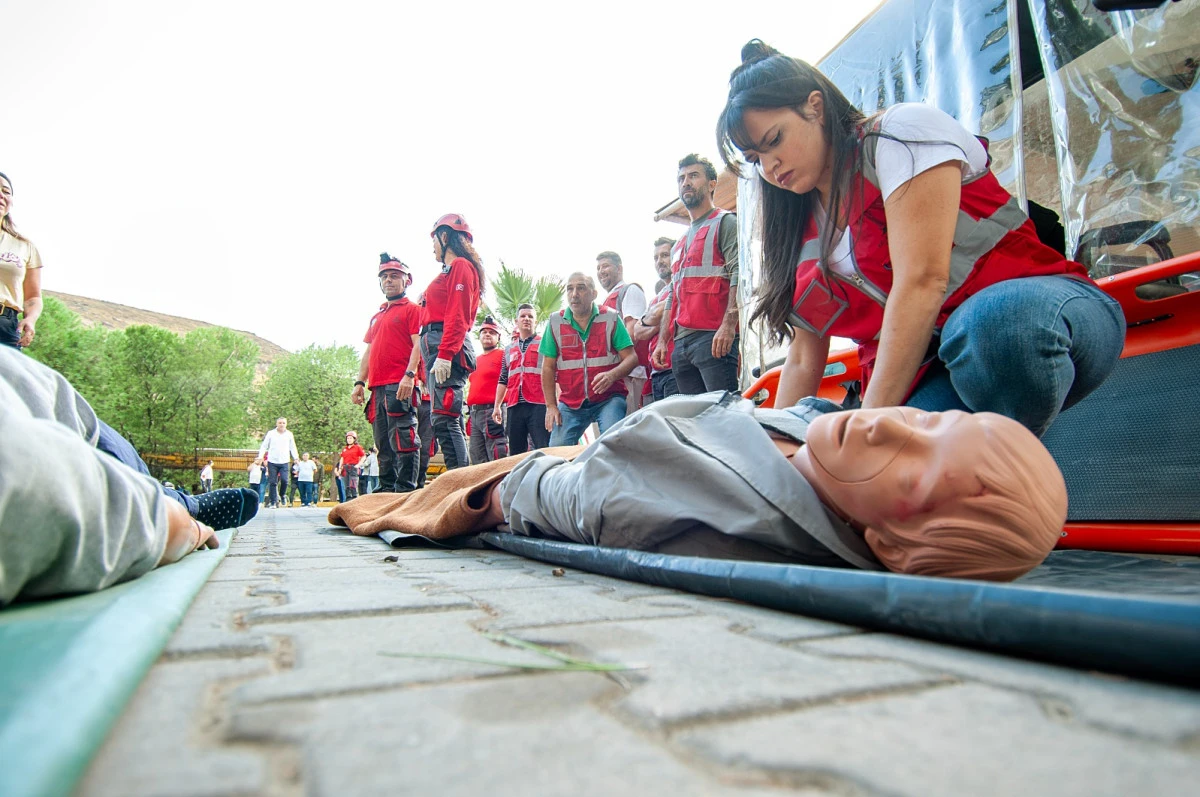 Karşıyaka Belediyesi personeline deprem tahliye tatbikatı