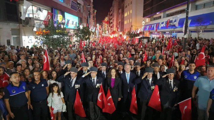 Karşıyaka&rsquo;da 9 Eyl&uuml;l coşkusu sokakları kırmızı beyaza b&uuml;r&uuml;d&uuml;