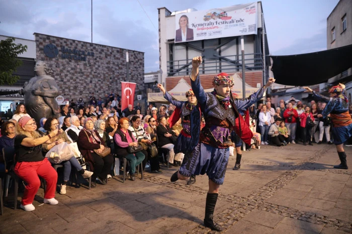 Kemeraltı Festivali esnafın y&uuml;z&uuml;n&uuml; g&uuml;ld&uuml;rd&uuml;