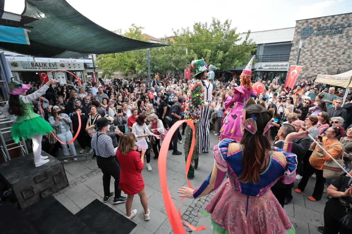 Kemeraltı&rsquo;nın sokakları festivalle şenlendi