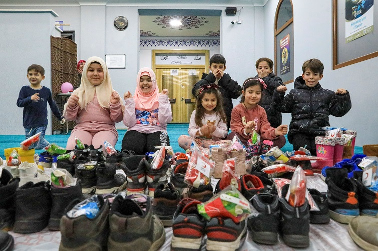 Kızılay Gönüllülerinin Ayakkabılara Bıraktığı Hediyeler Çocukların Yüzünü Güldürdü 