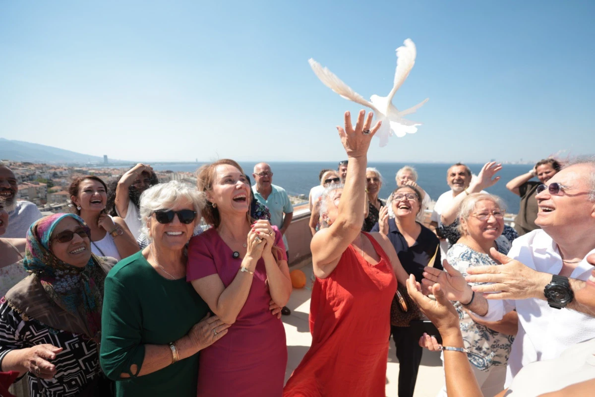 Konak&rsquo;ta D&uuml;nya Barış G&uuml;n&uuml;&rsquo;nde g&ouml;ky&uuml;z&uuml;ne rengarenk balonlar salındı