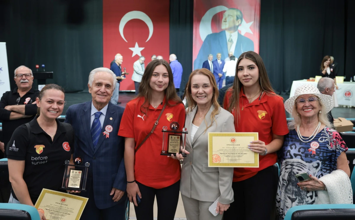 Konak&rsquo;ta sporun emektarlarına vefa gecesi