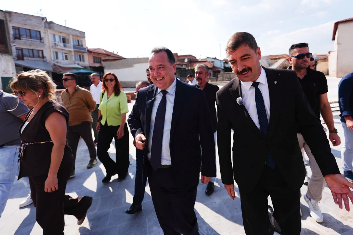 Kula&rsquo;nın Tarihi Merkezine Yeni Meydan: Başkan Dutlulu &Ccedil;alışmaları İnceledi
