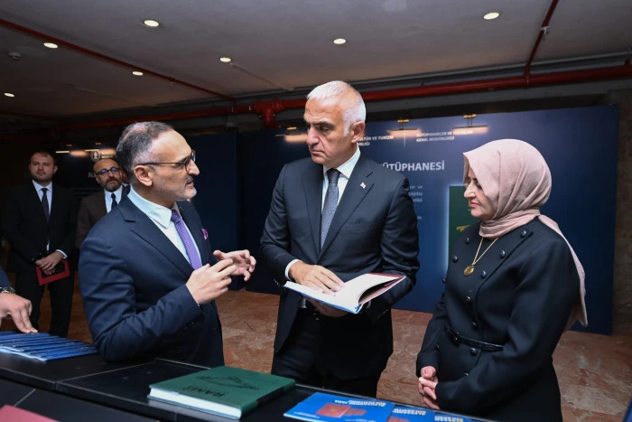 K&Uuml;RT&Ccedil;E YAZILI MİRAS VE RAMİ&rsquo;NİN D&Ouml;N&Uuml;Ş&Uuml;M HİK&Acirc;YESİ KİTAPLARDA BULUŞTU