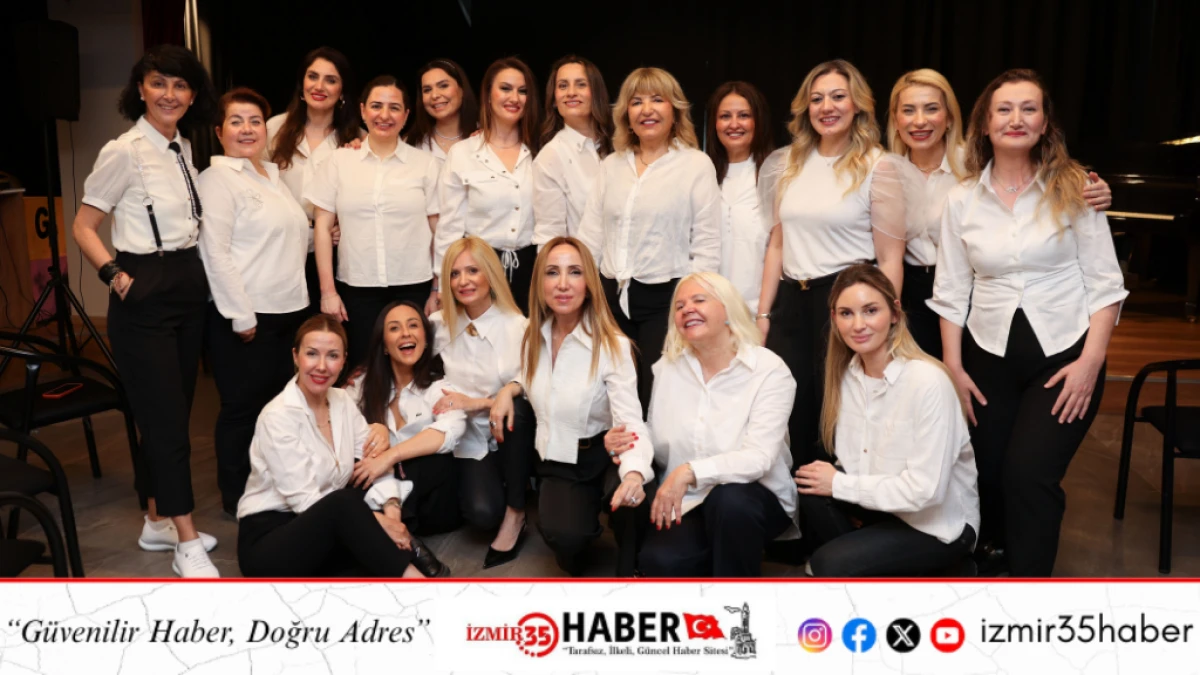 LİYAKAT Korosu Kız &ouml;ğrenciler i&ccedil;in sahnede