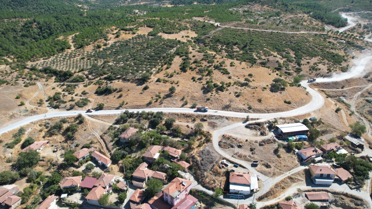 Manisa B&uuml;y&uuml;kşehir&rsquo;den 2 İl&ccedil;enin 10 Mahallesine Ulaşım Sağlayan Yola Asfalt