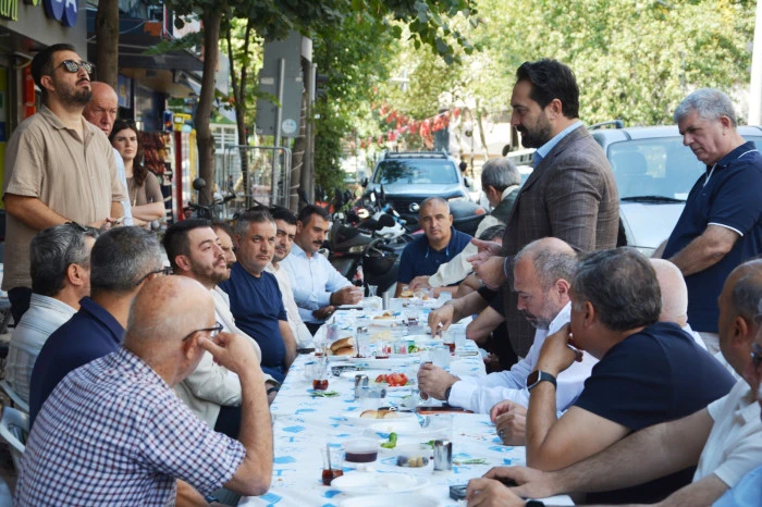 Manisa Milletvekili M&uuml;cahit Arın&ccedil;, esnaf ve vatandaşlarla kahvaltıda buluştu.