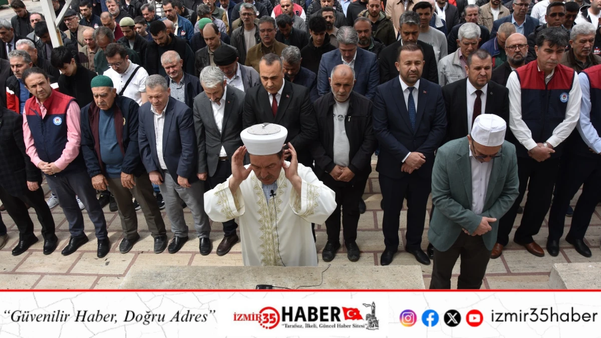 Manisa&rsquo;da hayatını kaybeden &ouml;ğretmen ve &ouml;ğrenciler i&ccedil;in gıyabi cenaze namazı kıldı.