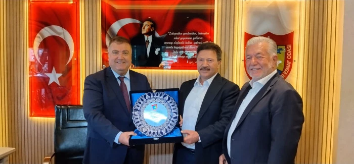 Mehmet Yiğiner'den Erkan &Ouml;zkan'a &Ouml;vg&uuml; Dolu S&ouml;zler
