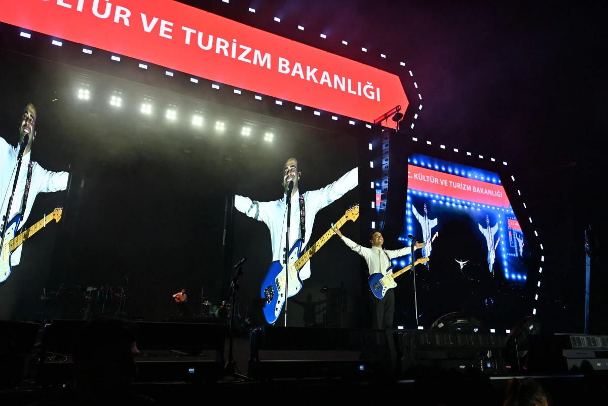 MERT DEMİR, ORDU K&Uuml;LT&Uuml;R YOLU FESTİVALİ&rsquo;NİN İLK KONSER AKŞAMINA DAMGASINI VURDU