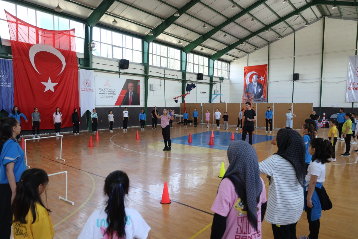 &Ouml;ĞRENCİLERDEN BAŞKAN ALTAY&rsquo;A TEŞEKK&Uuml;R