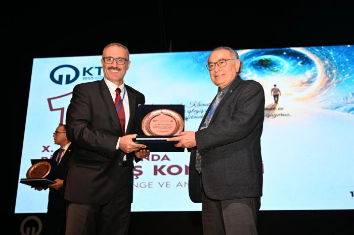 Prof. Dr. Nevzat Tarhan, KT&Uuml;&rsquo;de k&acirc;inat ve yapay zek&acirc;yı konuştu