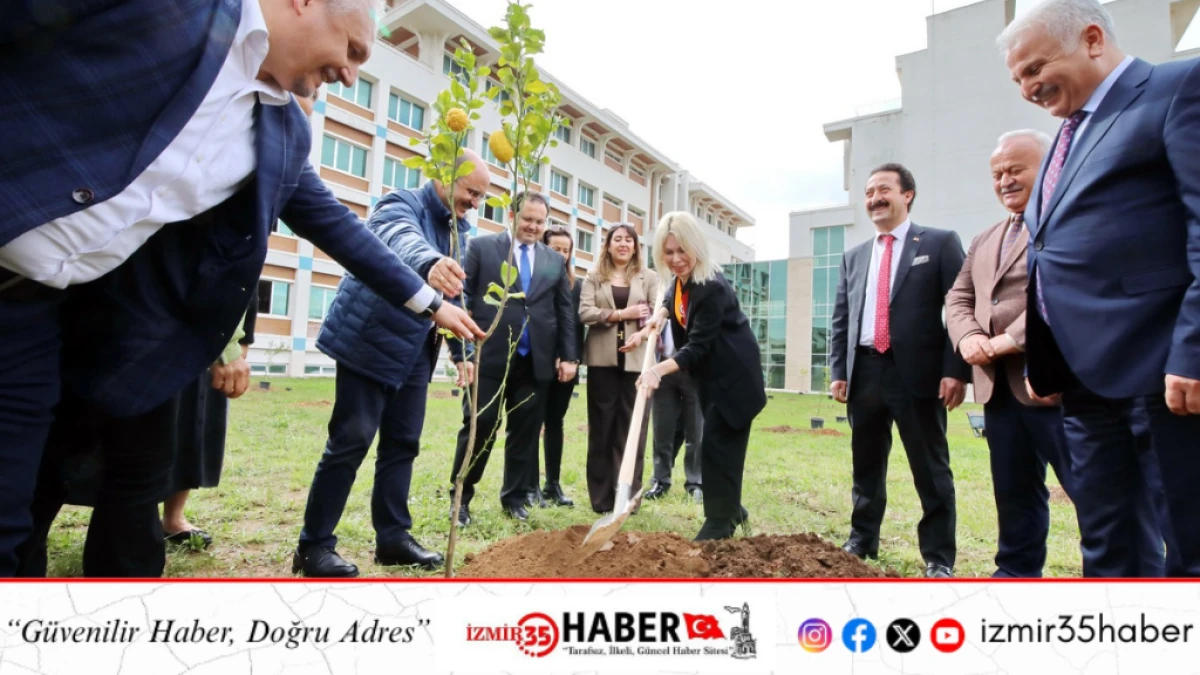 Rekt&ouml;r &Ouml;zkan, İlahiyat Fak&uuml;ltesi&rsquo;nde Ağa&ccedil; Dikti, Gazze Sergisini Gezdi